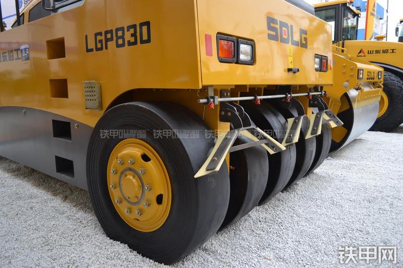 山东临工LGP830压路机局部