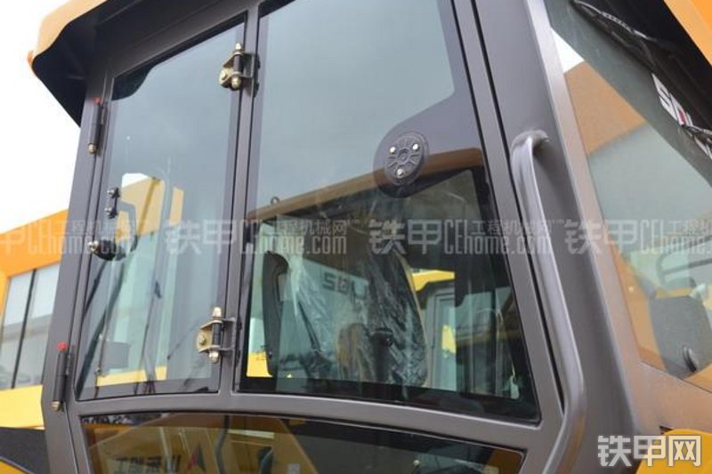 山东临工LGD812H压路机局部