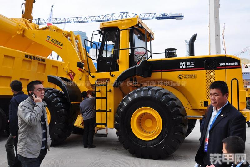 厦工XG982H装载机整机外观