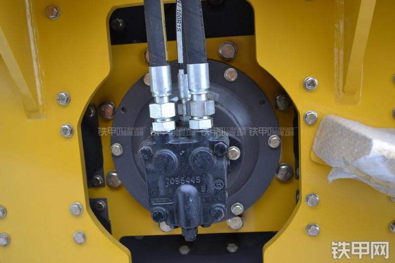 山东临工LGD812H压路机局部