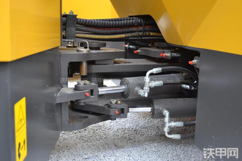 山东临工LGD812H压路机局部