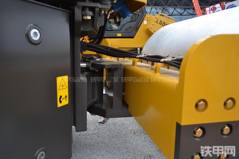 山东临工LGS812H压路机局部