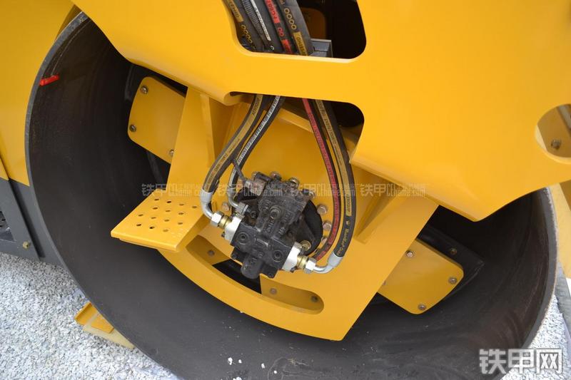 山东临工LGD812H压路机局部