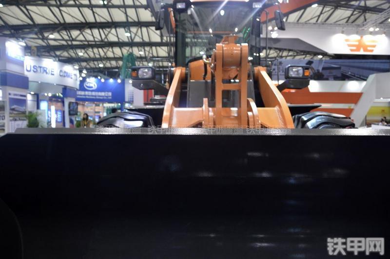 英轩重工YX667装载机整机外观