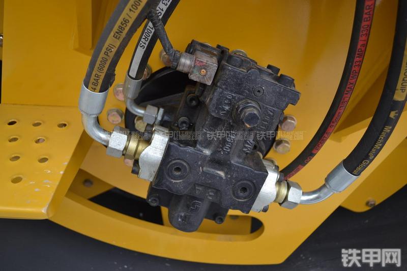 山东临工LGD812H压路机局部