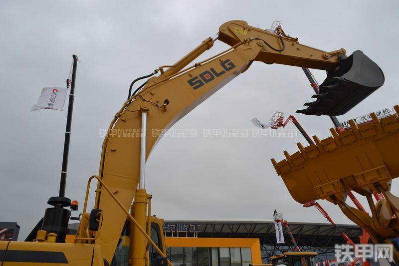 山东临工LG6360E挖掘机局部