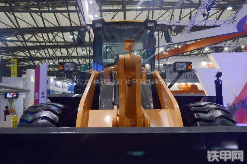 英轩重工YX655-LNG装载机局部