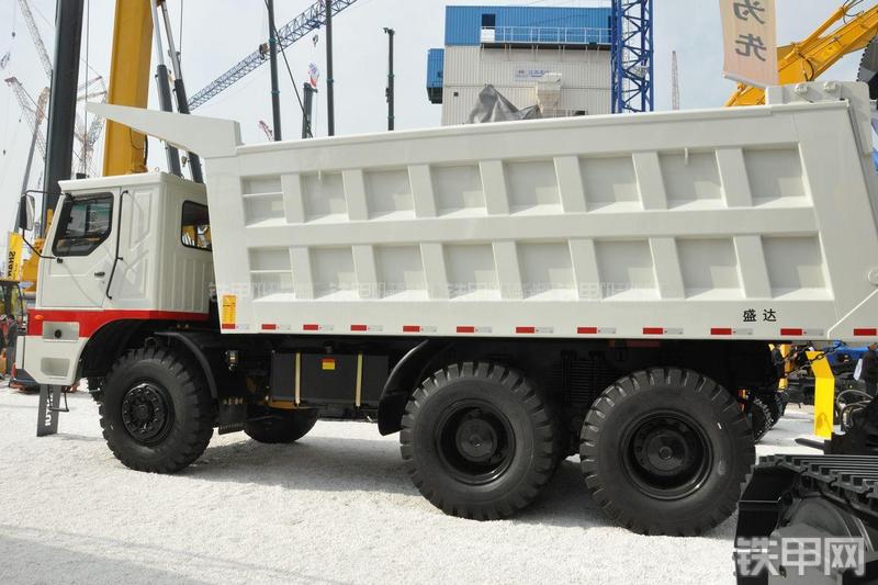 山推YZT3770非公路自卸车局部