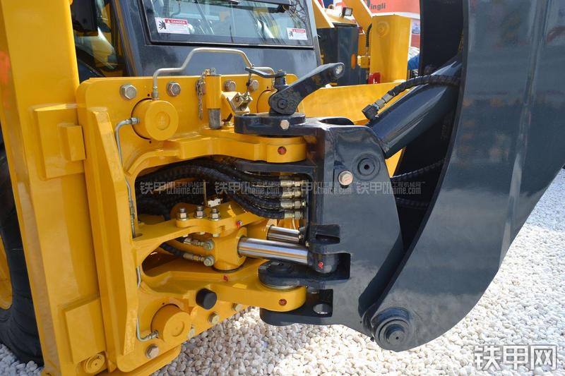 国机常林620CS挖掘装载机局部