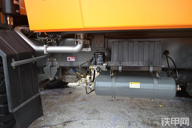 中环动力M420多桥非公路自卸车局部