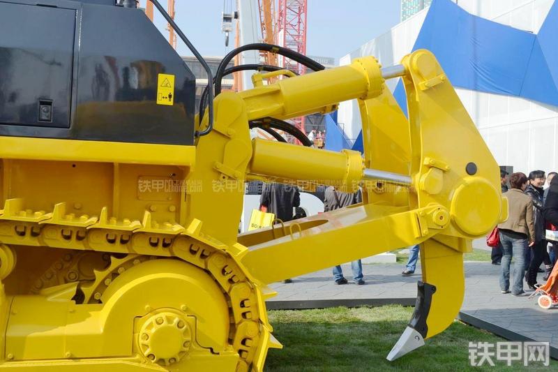 中联重科ZD320-5推土机局部