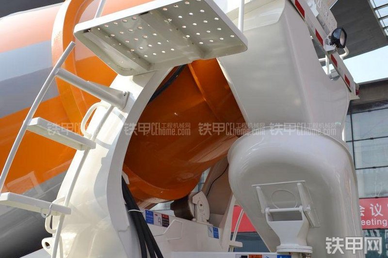 中联重科ZLJ5256GJB3东风搅拌运输车局部