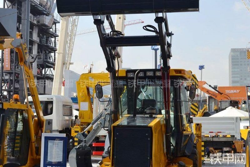 国机常林620CS挖掘装载机整机外观