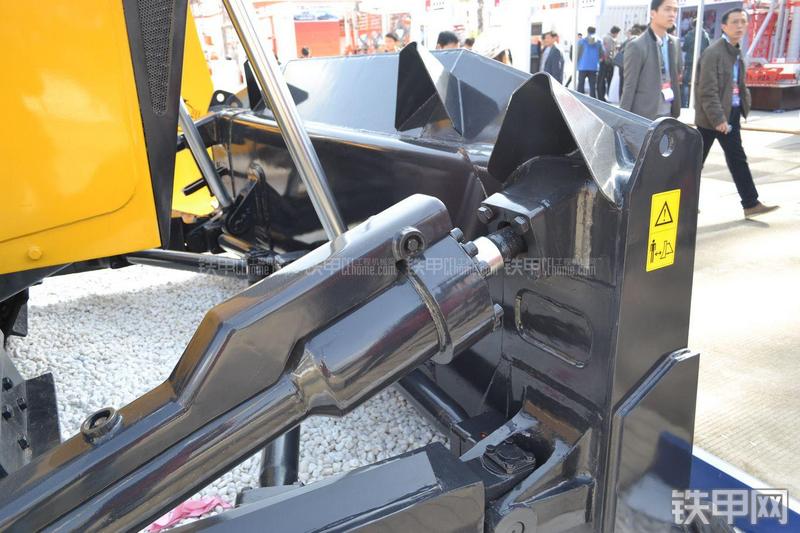 国机洛建YD230液力传动推土机局部