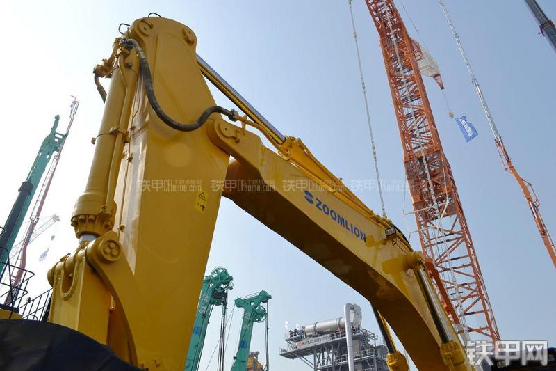 中联重科ZE700ESP挖掘机局部