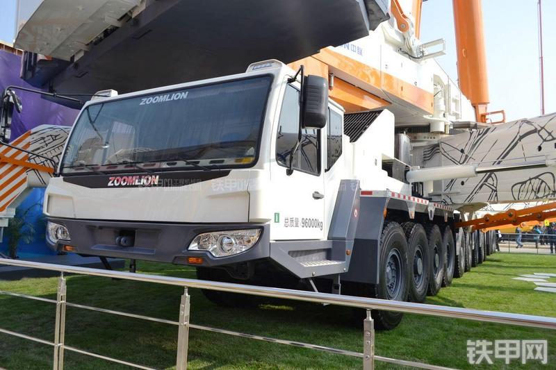 中联重科QAY2000起重机局部