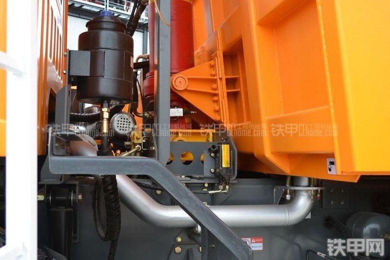 中环动力M420多桥非公路自卸车局部