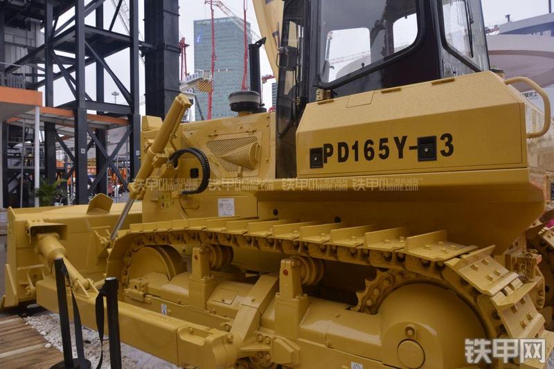 彭浦PD165Y-3推土机局部
