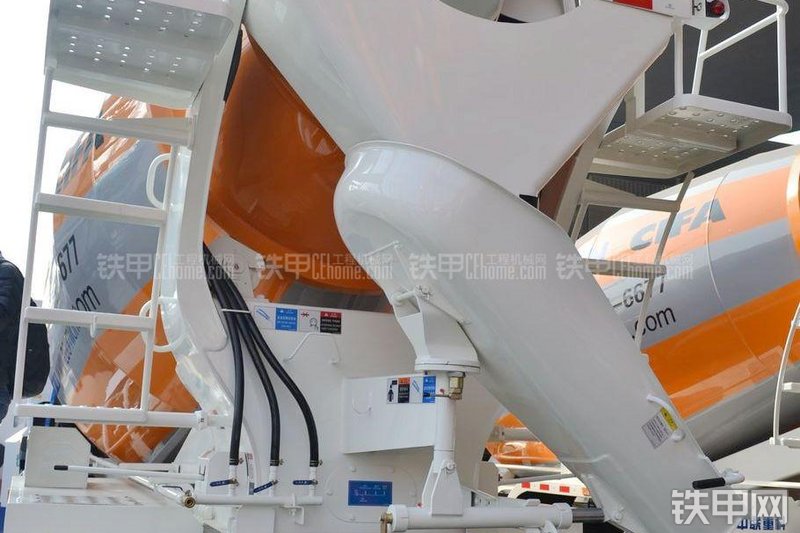 中联重科ZLJ5310GJBGH日野搅拌运输车局部