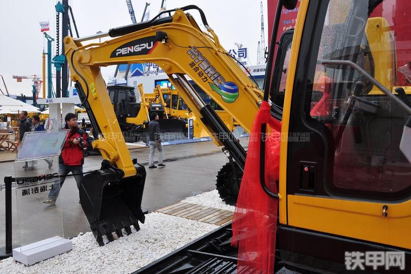 彭浦SW60H混合动力挖掘机局部