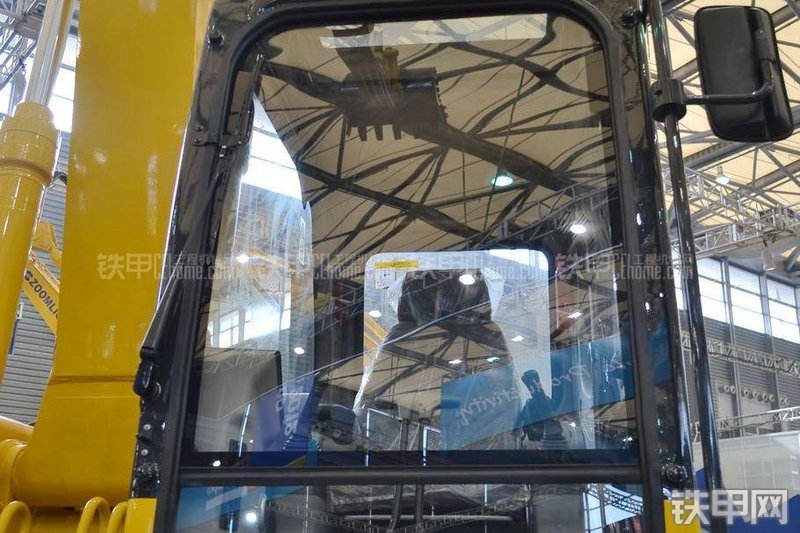 中联重科ZE205E-H混合动力挖掘机局部