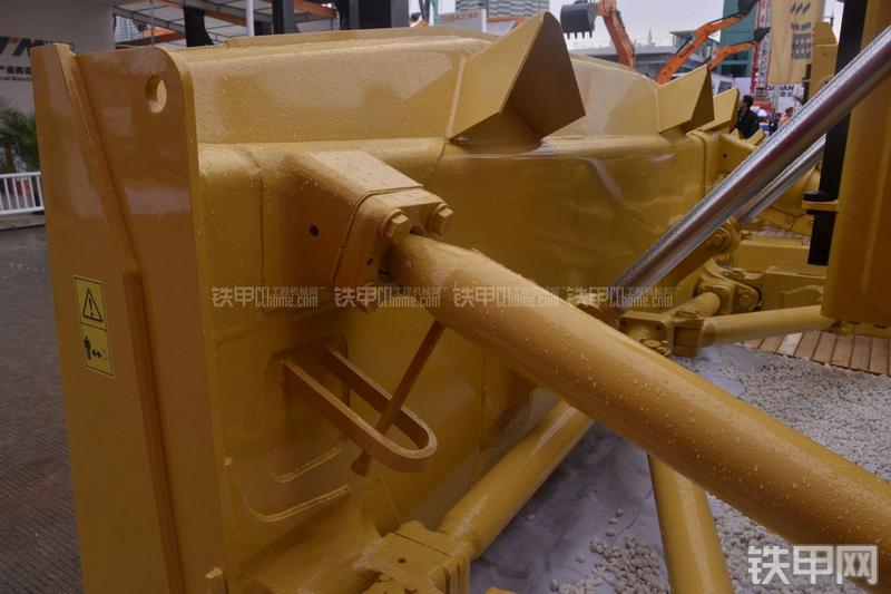 彭浦PD320Y-1推土机局部