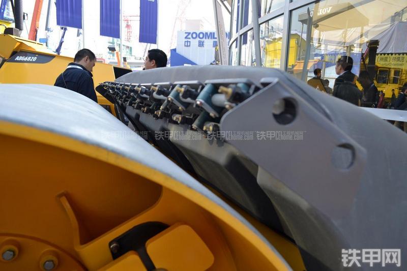 沃尔沃DD138HF压路机局部