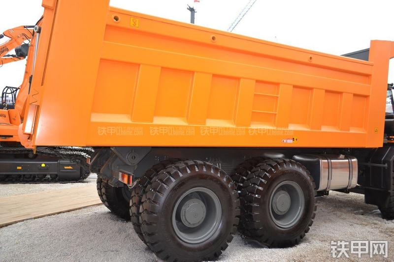 中环动力M420多桥非公路自卸车局部