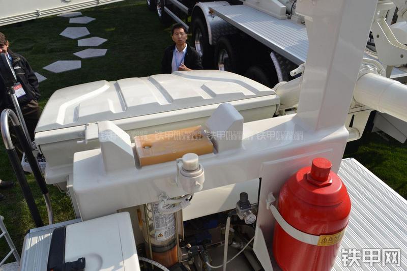 中联重科ZLJ5339THB 49X-6RZ泵车局部