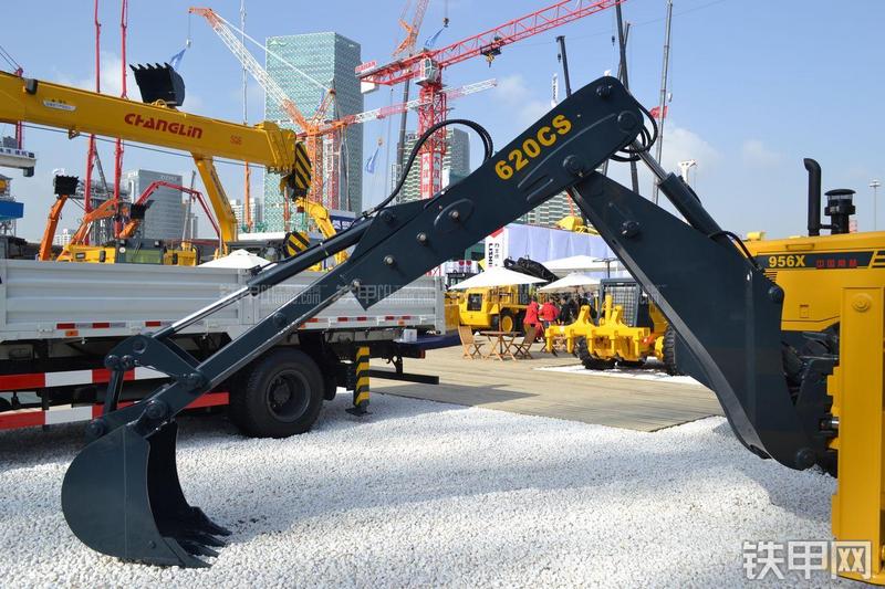 国机常林620CS挖掘装载机局部