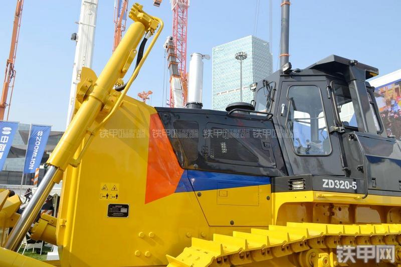 中联重科ZD320-5推土机局部