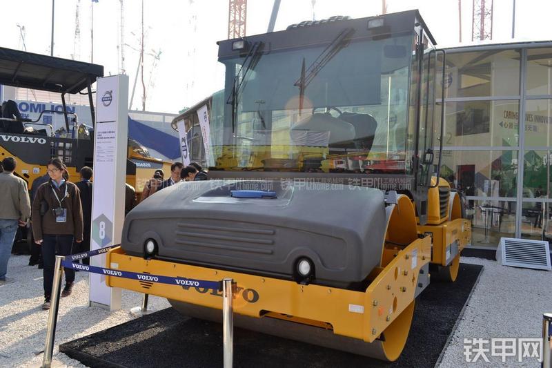 沃尔沃DD138HF压路机整机外观