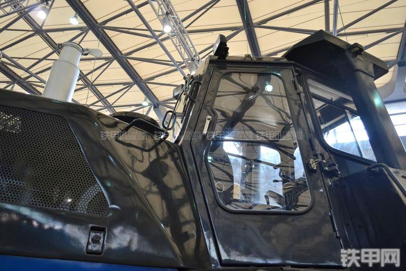 中联重科ZD230-5推土机局部