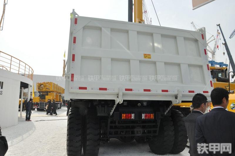 山推YZT3770非公路自卸车局部
