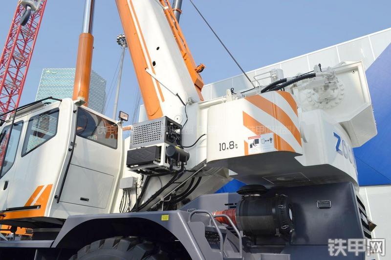 中联重科RT100越野起重机局部