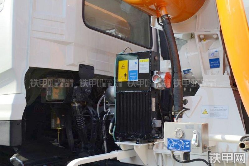 中联重科ZLJ5256GJB3东风搅拌运输车局部