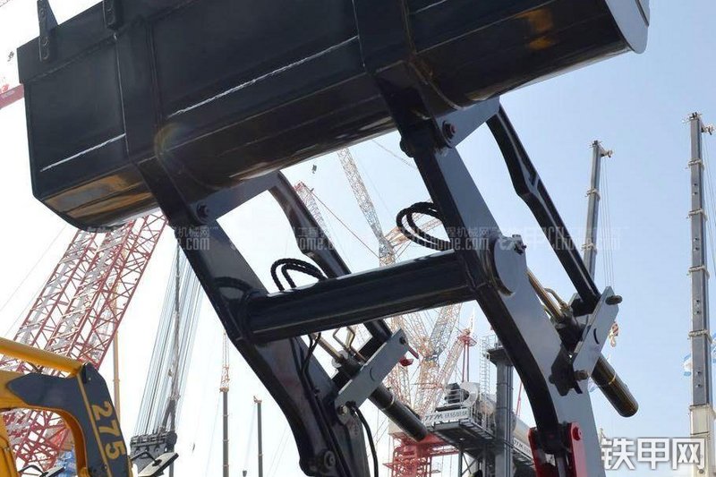 国机常林620CS挖掘装载机局部