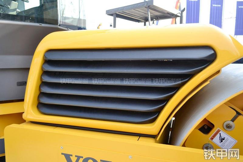 沃尔沃DD138HF压路机局部