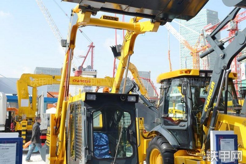 国机常林275滑移装载机整机外观