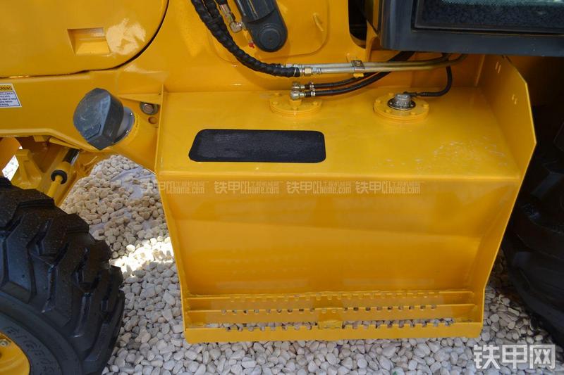 国机常林620CS挖掘装载机局部