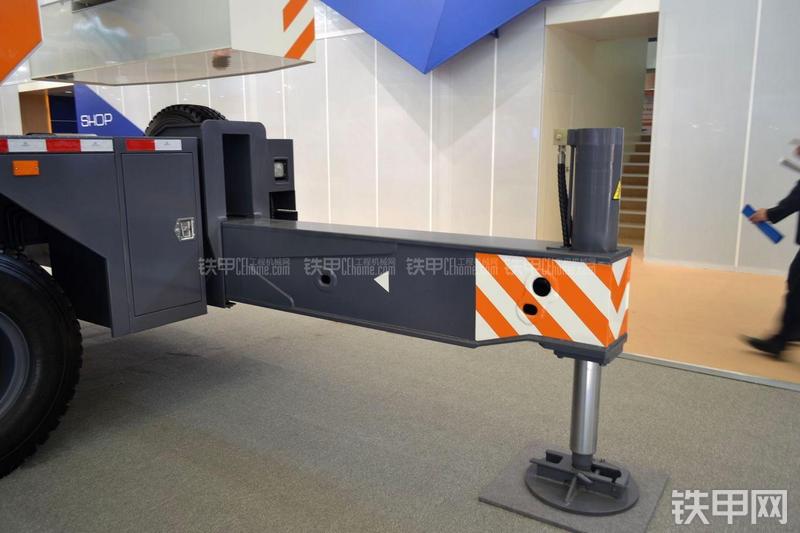 中联重科QY55V起重机局部