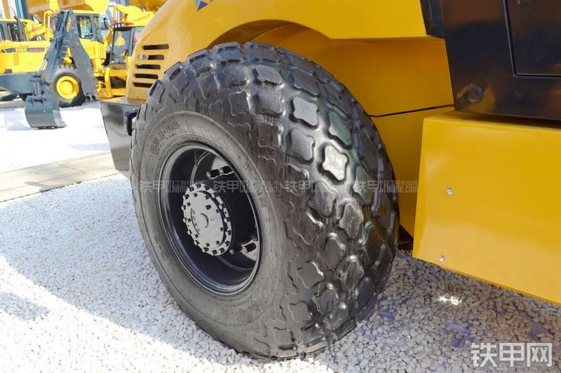 国机常林SLD212H压路机局部