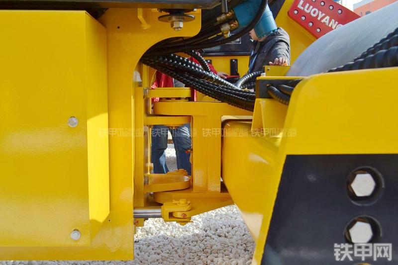 国机常林SLD212H压路机局部