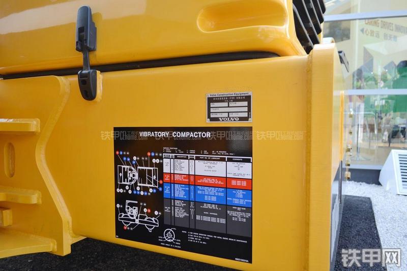 沃尔沃DD138HF压路机局部