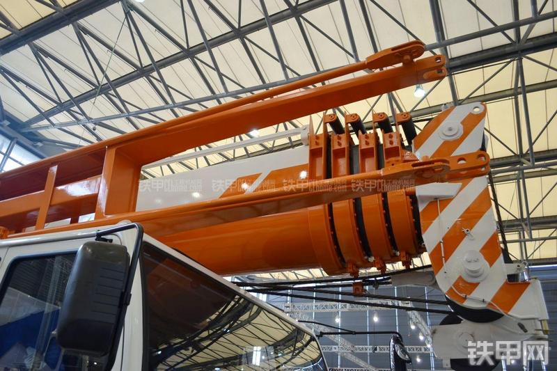 中联重科QY55V起重机局部