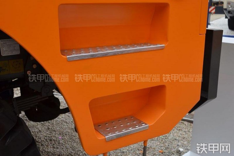 中环动力M420多桥非公路自卸车局部