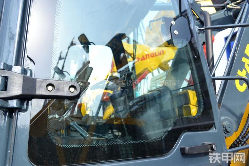 国机常林620CS挖掘装载机局部