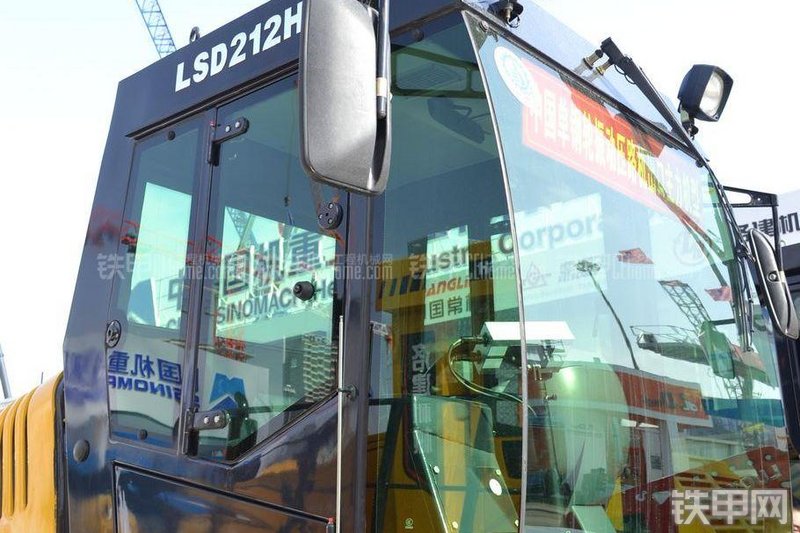 国机常林SLD212H压路机局部