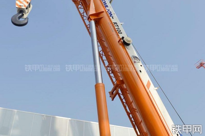 中联重科RT100越野起重机局部