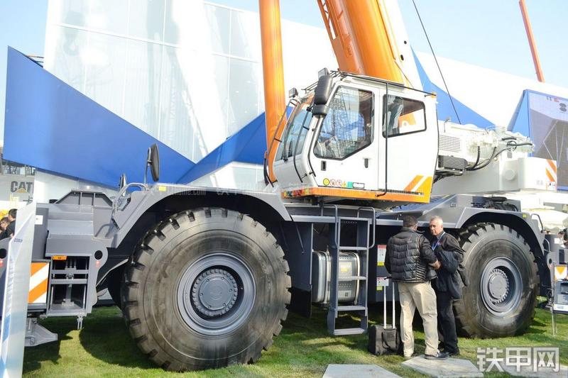 中联重科RT100越野起重机局部